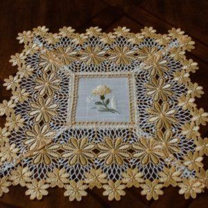 NEW Doily YELLOW DAISY LACE Square Table Mat